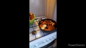 соседская кошка в гостях//готовлю пирожки//вышиваю//рыбка на ужин//(1 год назад)