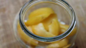 Завтрак в банке с творогом, гранолой и ягодами