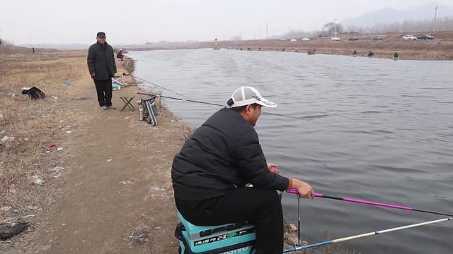 这才是野钓的天堂，每天都坐满钓鱼人，还有人钓获30斤的大鱼！