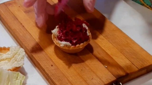 Салат из свеклы с чесноком и сыром. Эконом-вариант закуски для праздника #свекласчеснокомисыром смотреть онлайн