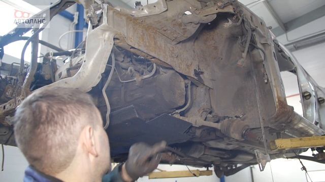 Снятие двигателя на Mitsubishi Carisma. смотреть онлайн