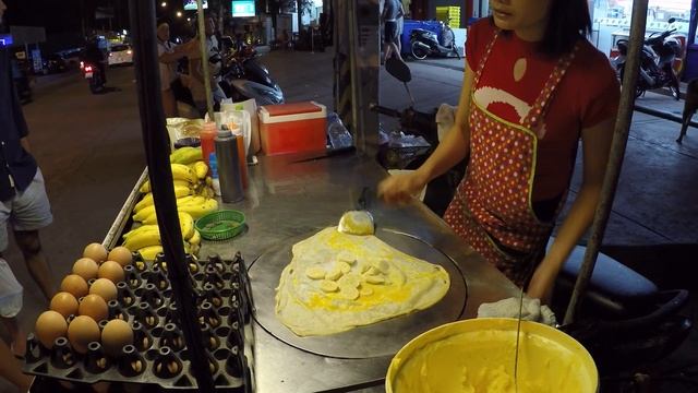 ПРИГОТОВЛЕНИЕ БАНАНОВОГО БЛИНЧИКА В ТАЙЛАНДЕ. ПАТТАЙЯ 2016. смотреть онлайн