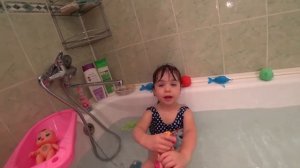 Играют в ванной Нинель с мамой !!! Давай Купаться!!!