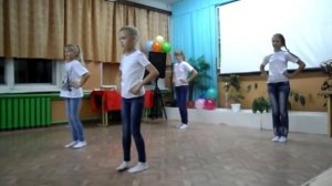 Выступление девочек из 5 класса, танец