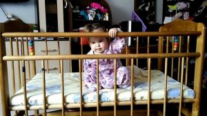 Годовалый ребёнок говорит что-то на своём