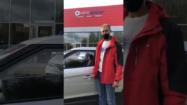 Клиент делится своим мнением о новом автомобиле из автосалона АвтоВикинг смотреть онлайн
