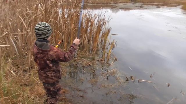 Рыбалка НА УДОЧКУ в КОНЦЕ ОКТЯБРЯ! ПАЦАНЫ СОРЕВНУЮТСЯ КТО КРУЧЕ! ПРИЗЫ!!! БОРЬБА! смотреть онлайн