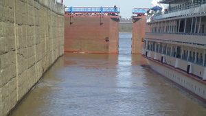 Прохождение шлюза на канале имени Москвы