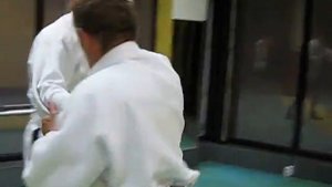 Как бороться за свой захват- вариант наработки срыва захвата за отворот разноименной рукой.