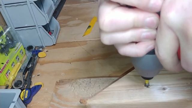 Milwaukee 2462-20 M12 12v 1/4" Hex Impact Driver Review. Almost as heavy as a 20v MAX? смотреть онлайн