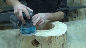 Напольный светильник из спила дерева.