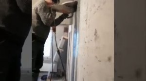 Вырезали проём в несущей стене. Толщина 200 мм.