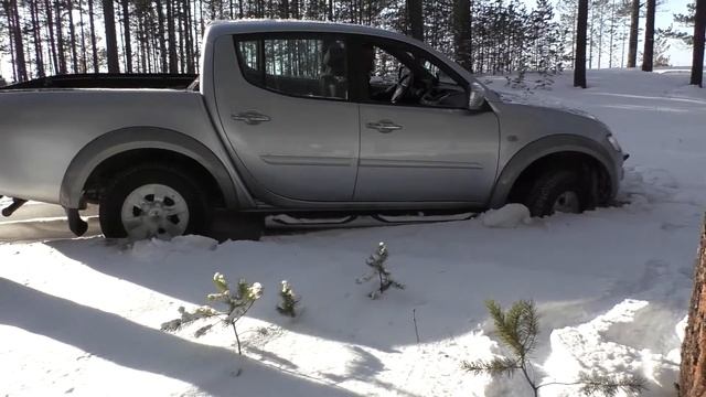 Mitsubishi L200 ПОКАТУШКА НА ДАЧЕ (СОЛНЦЕ, СОСНЫ, СЛЕДЫ СНЕГОХОДА И УБЕЖАВШЫЙ БАЛБЕС). смотреть онлайн