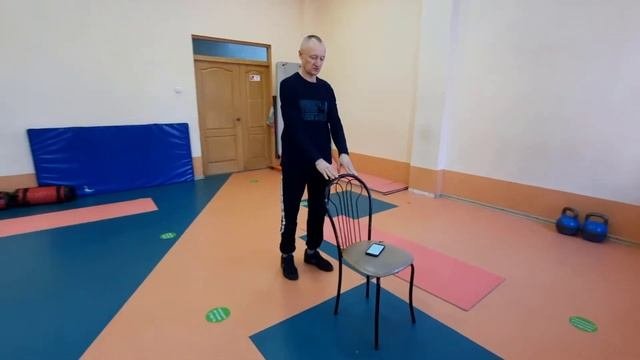 Приседание с опорой