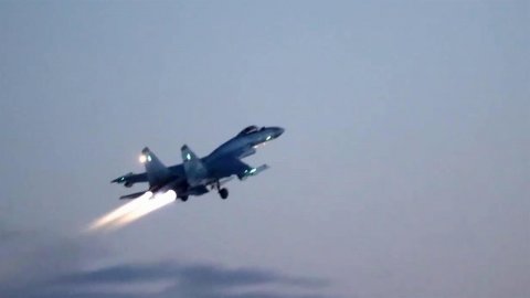 Минобороны впервые показало кадры ночных полетов самолетов Су-35