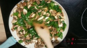 Фарфалле в сырно-сливочном соусе с грибами и шпинатом
