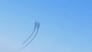 Непонятные тела рядом с самолетом. НЛО