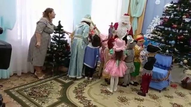 Сюрпризный момент на новогоднем утреннике. Раздача подарков. смотреть онлайн