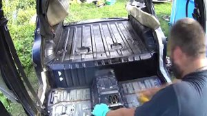 Красим пол автомобиля, подготавливаем к шумоизоляции.