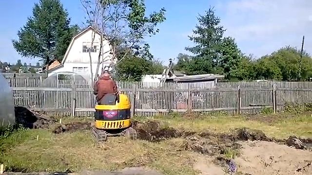 Копка котлована мини экскаватором .