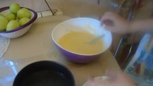 Оригинальный рецептик.Шарлотка на кефире с кокосовой стружкой