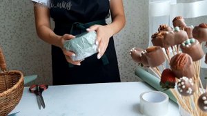 сладости в корзине. сборка композиции в корзине. сладкий букет из клубники и банана в шоколаде