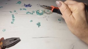 Серёжки из маленьких пластиковых цветочков