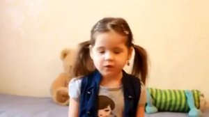 Маленькая девочка читает Бородино