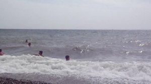 Купание в Черном море в шторм. Алушта. Крым.
