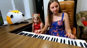 Алина и мама играют в игру Угадай мелодию / Alina and mummy play Guess the song game