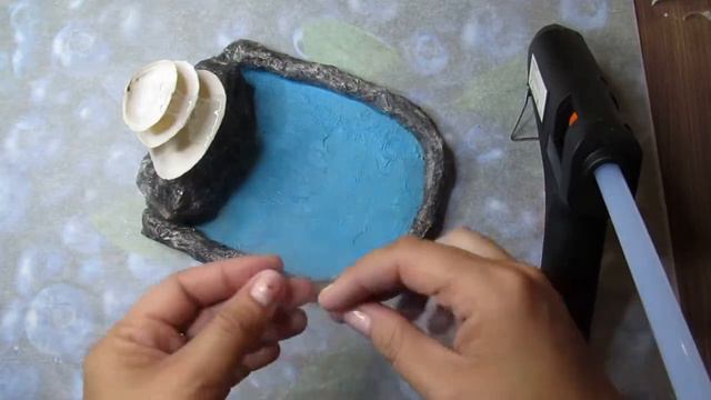 водопад  из ракушек и других подручных материалов