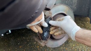 Change front brake pads on Peugeot 207