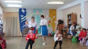 Дети играют на балалайках.Children play the balalaika.