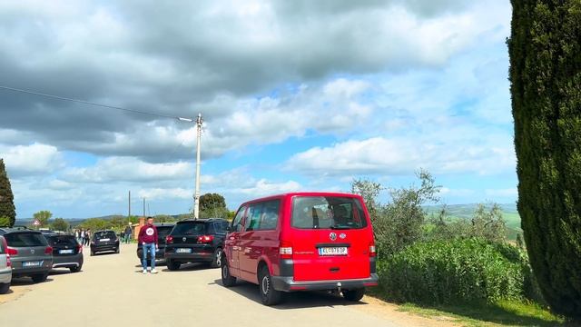 ?? Val d'Orcia: Driving and walking tour in Tuscany Spring April 4K HDR Italy (subtitles) смотреть онлайн