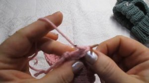 шапочка для маленьких питомцев вязаная спицами