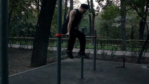 Элемент 10. Стульчик на турнике