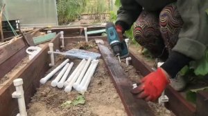 Старые доски от забора, пвх трубы и грядки готовы.