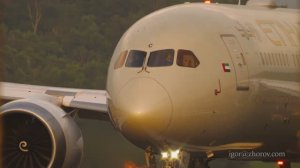 Дримлайнер Боинг 787 авиакомпании Etihad приземляется в аэропорту Пхукета.