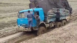 Перегруженный грузовик КамАЗ увяз в  грязи