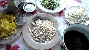 салат с консервированным кальмаром (Salad with canned squid)
