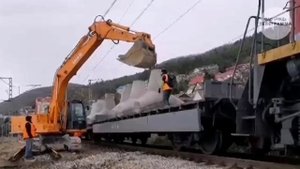 РЖД показало видео укладки тетраподов на поврежденной штормом насыпи в Сочи