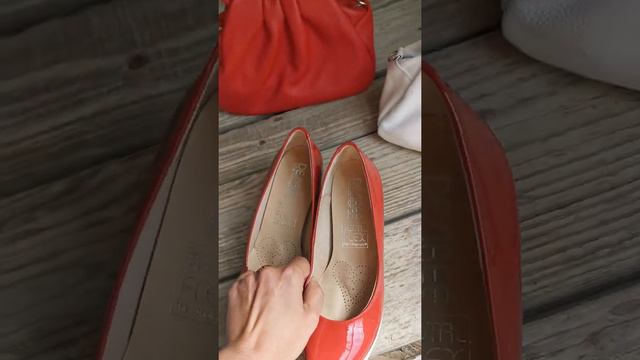 Туфли от испанского производителя в комбинации с итальянской сумкой смотреть онлайн