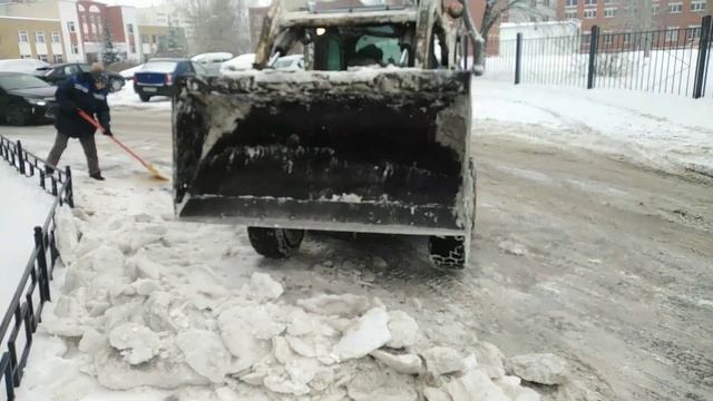 Bobcat s175. Чистим снег. Ломаем лёд до асфальта. Частный заказ бонусом. #уборкаснега смотреть онлайн