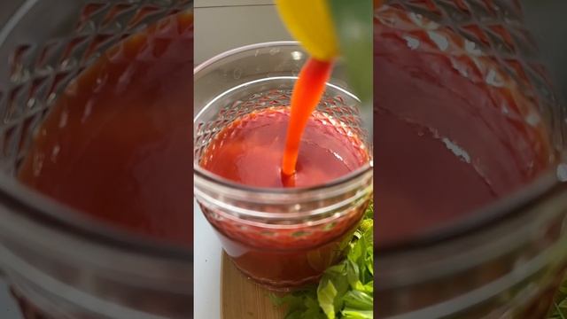 Обалденный маринованный сельдерей с томатным соком. Очень простой рецепт.