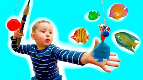 Малыш ловит рыбу и смотрит игрушки #детскоевидео #длядетей
