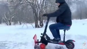 уборка снега на электросамокате