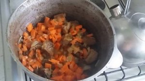Приготовление плова из свиных ребрышек.