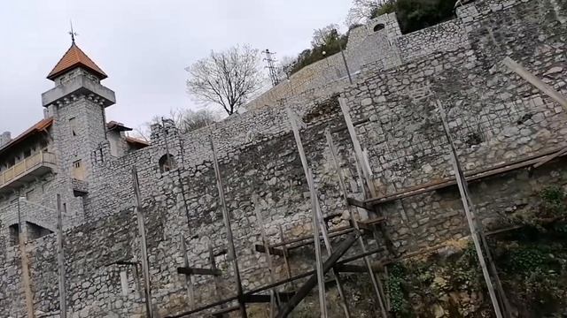 Обнаружил символику СССР на камине в старинном замке смотреть онлайн