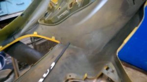 Citroen C 4, пайка трещин на бампере паяльником.