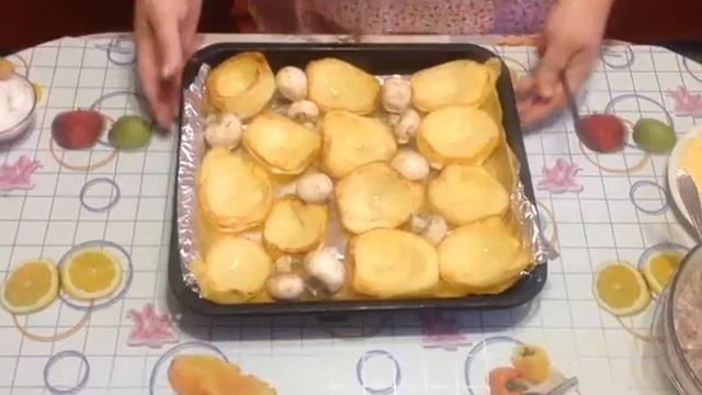Картофель, запеченный в духовке с начинкой/ Новый способ приготовить картофель.